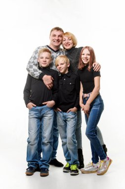 Beyaz arka planda tamamen büyüyen mutlu yetişkin bir aile.