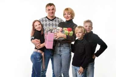 Çocuklar ve babalar, annelerine beyaz arka planda izole edilmiş hediyeler vererek doğum gününü kutladılar.