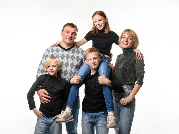 Halblanges Porträt Einer Gewöhnlichen Russischen Familie Lässiger Kleidung Auf Weißem — Stockfoto