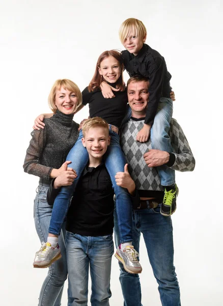 Retrato Una Gran Familia Con Adolescentes Ropa Casual Sobre Fondo —  Fotos de Stock