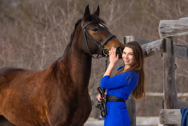 Een Mooi Meisje Met Een Paard Staat Bij Een Oud — Stockfoto