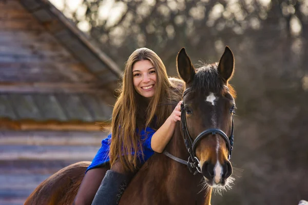 美しい馬の上の青いドレスの女の子 — ストック写真