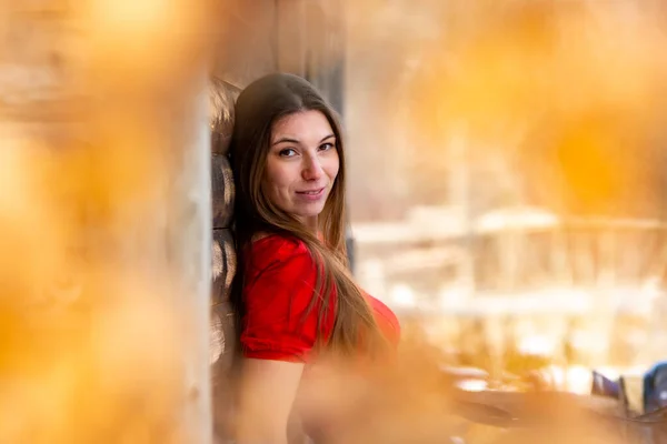 Retrato Cerca Una Hermosa Chica Vestido Rojo — Foto de Stock