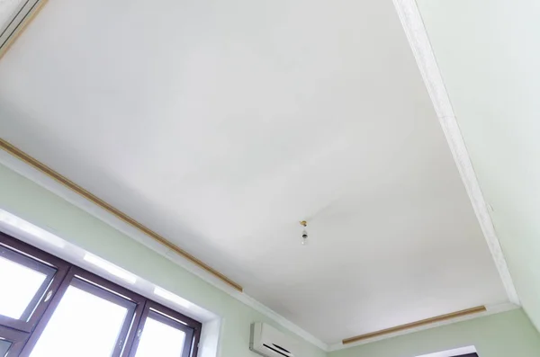 Plafond Blanc Plâtré Dans Pièce Une Ampoule Temporaire Est Suspendue — Photo