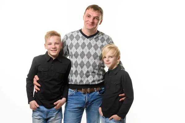 Retrato Medio Cuerpo Padre Dos Hijos Con Ropa Casual Aislados —  Fotos de Stock