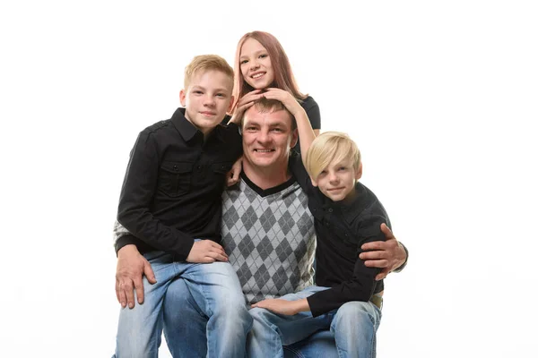 一个身穿休闲装 背景为白色的父亲和三个孩子的半身肖像 — 图库照片