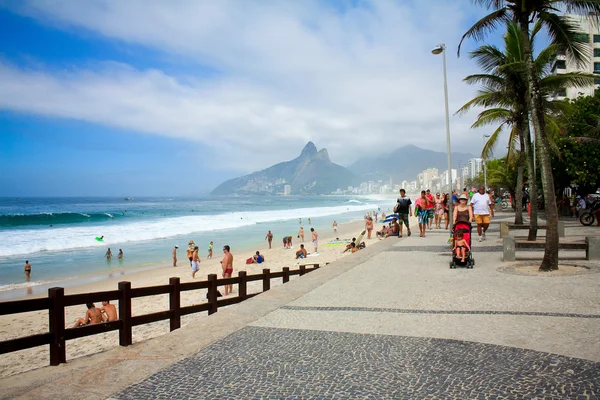 Rio de janeiro - leden 2013 - chodit na pláž ipanema podél nábřeží. Stock Obrázky