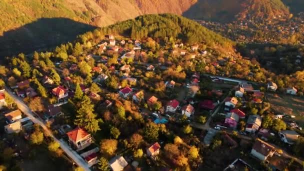 Villaggio Montano Tramonto Avanti Inclinazione Giù Drone Vista Aerea — Video Stock