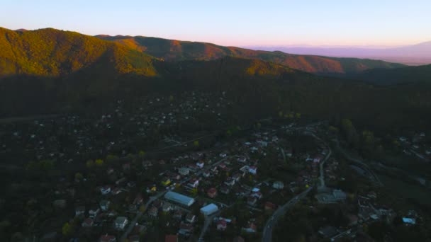 Mountainside Köyü Hava Görüntüsü Üzerinde Uçun — Stok video