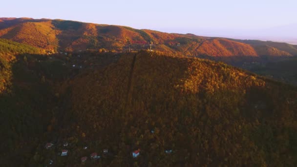 Montañés Pueblo Celda Torre Adelante Subida Drone Vista Aérea — Vídeo de stock