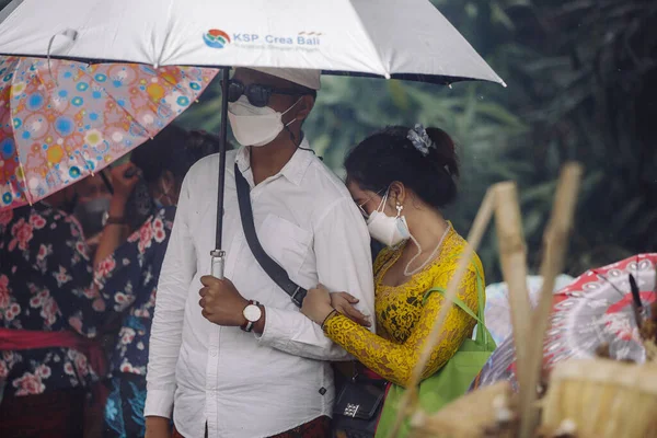 Foto Van Mensen Die Naar Crematie Ceremonie Bali Kijken Rechtenvrije Stockfoto's