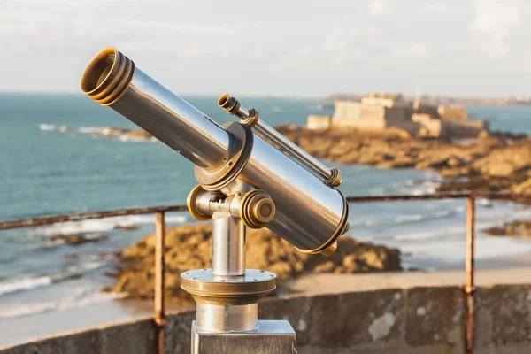 Dalekohled a pohled z saint-malo, Normandie, Francie — Stock fotografie