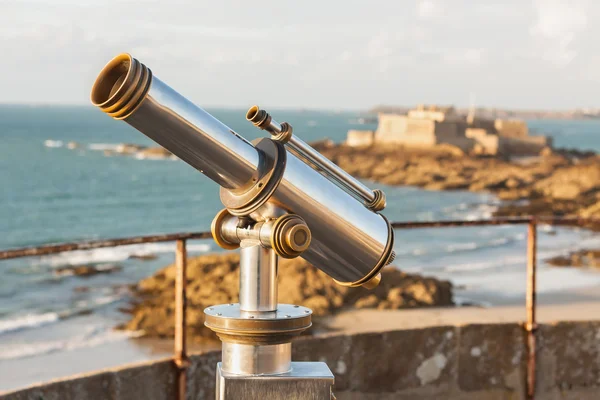 Telescópio e vista de Saint-Malo, Normandia, França Imagens De Bancos De Imagens
