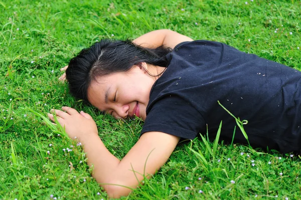 Vrouw liggend op gras — Stockfoto