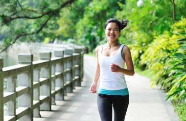 Genç Asyalı kadın koşu