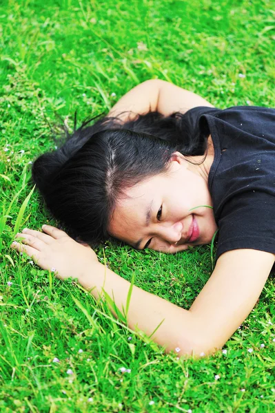 Młoda kobieta Azji ustanawiające w trawie — Zdjęcie stockowe