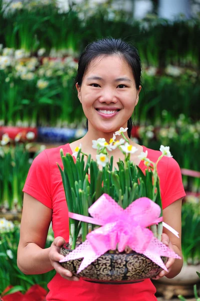 Mujer asiática con flores de narciso —  Fotos de Stock