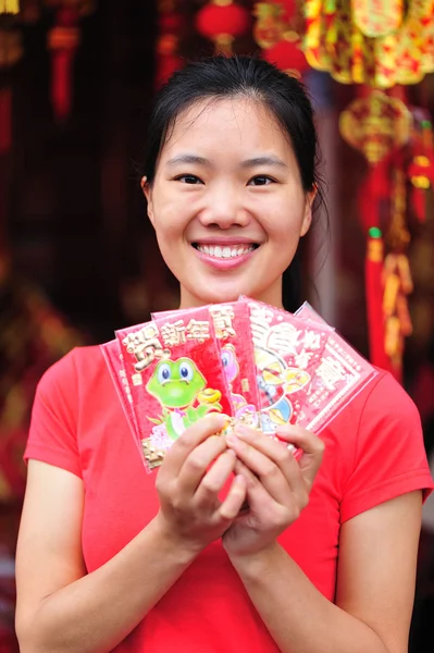 Menina oriental feliz com cheongsam — Fotografia de Stock