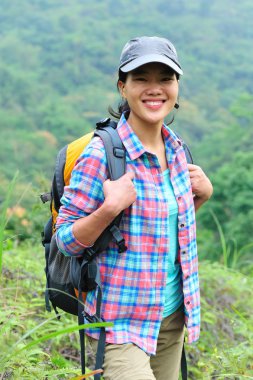 Genç Asyalı kadın hiker dağ