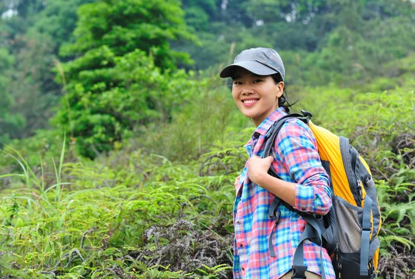 Joven asiático mujer excursionista montaña — Foto de Stock