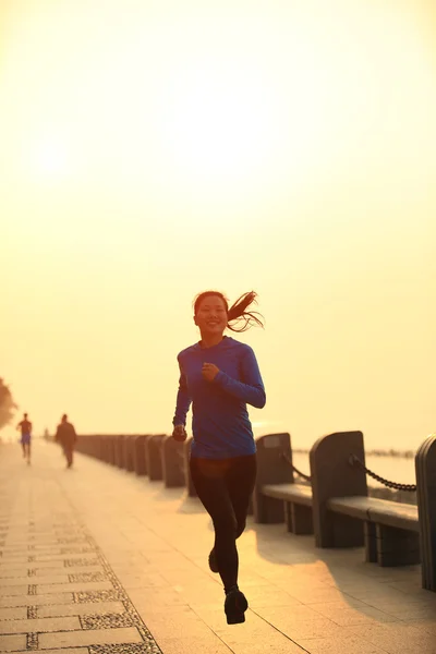 Asiatique femme courir à bord de la mer — Photo