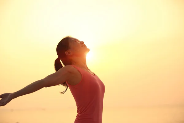 Frau mit offenen Armen zum Sonnenaufgang — Stockfoto