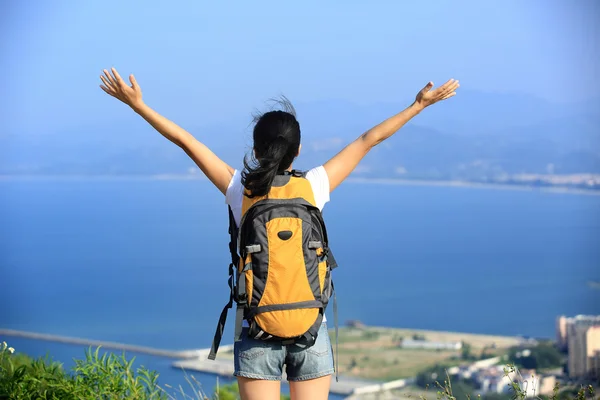 Hiking woman enjoy the beautiful view — Stock Photo, Image