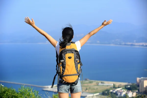 徒步旅行女人欣赏美丽的景色 — 图库照片