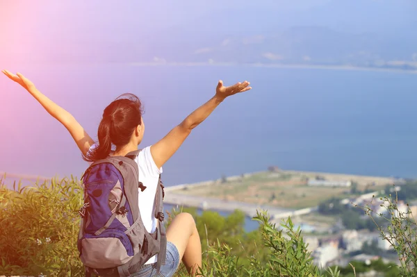 Mujer excursionista con los brazos abiertos — Foto de Stock