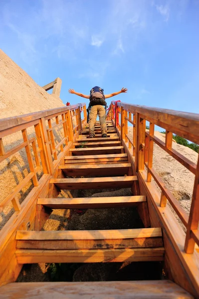 Mujer excursionista de pie en la parte superior de las escaleras — Foto de Stock