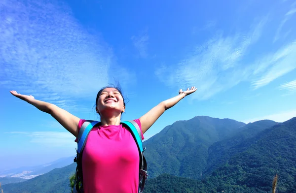 Donna arrampicatrice sulla cima della montagna — Foto Stock