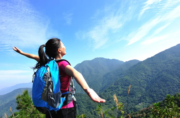 Hiking woman enjoy the beautiful view — Stock Photo, Image