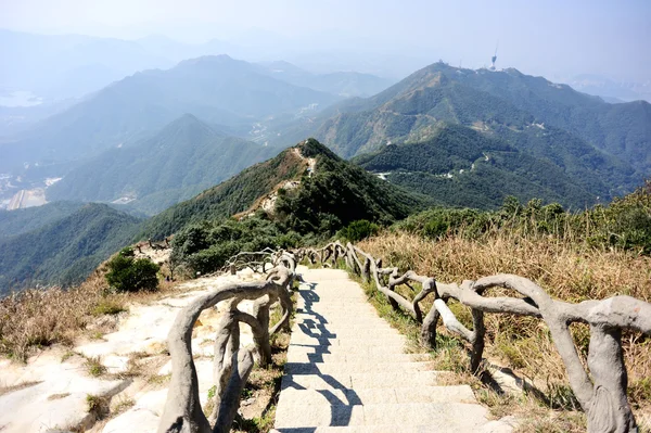 Sendero de senderismo conduce a la cima de la montaña —  Fotos de Stock