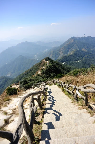 Trilha de caminhada leva ao topo da montanha — Fotografia de Stock