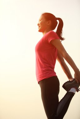 Asyalı kadın çalıştırmadan önce germe