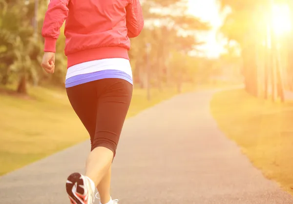 Jeune asiatique femme courir — Photo