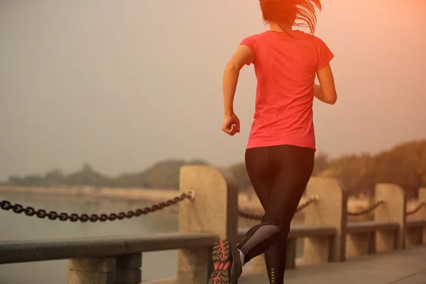 Ázsiai nő a sunrise tengerparton fut — Stock Fotó