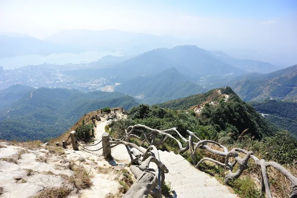 Trilha de caminhada leva ao topo da montanha — Fotografia de Stock