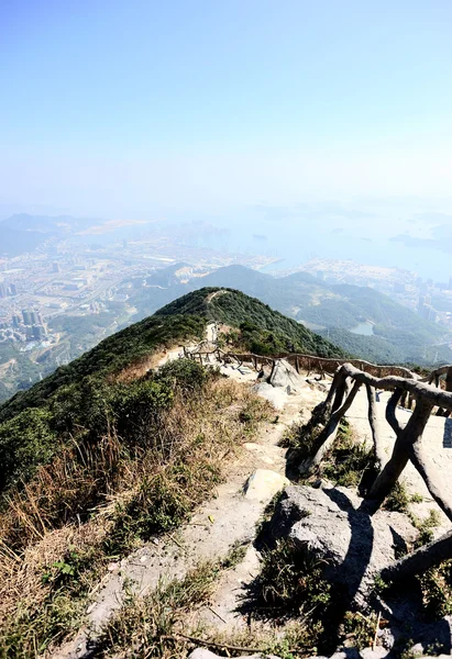 Hiking trail dağın tepesine kurşun