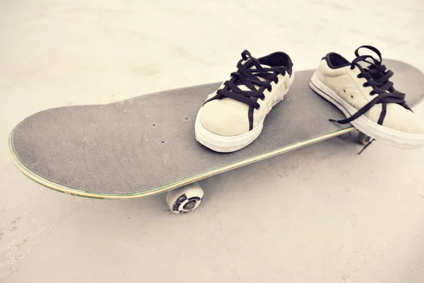 Πάνινα παπούτσια σε ένα skateboard — Φωτογραφία Αρχείου
