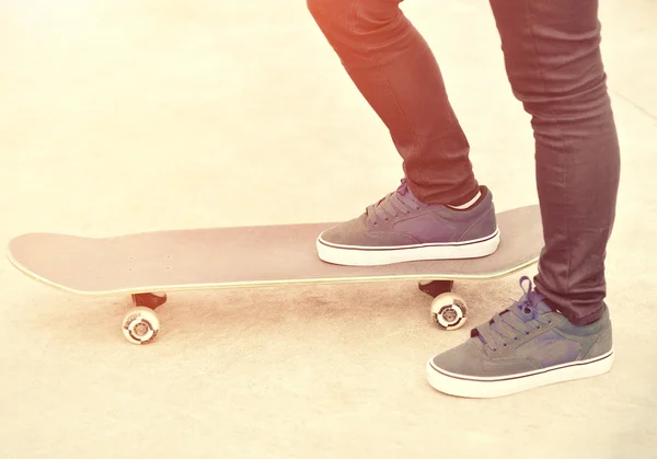 Gambe su uno skateboard — Foto Stock