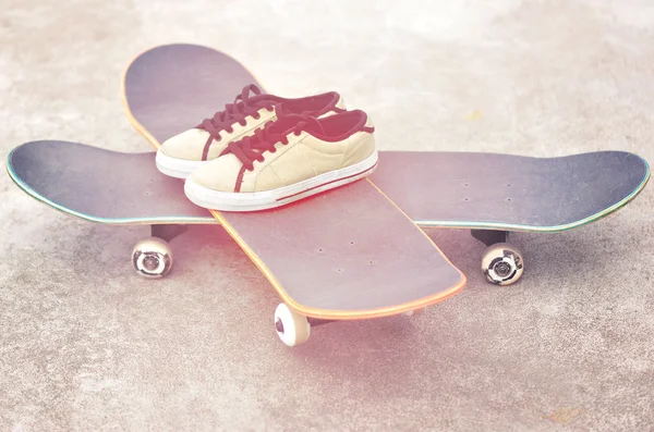 Πάνινα παπούτσια σε ένα skateboard — Φωτογραφία Αρχείου