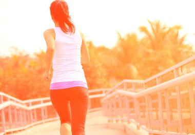 Asyalı kadın çalışan modern kent yaya köprüsü