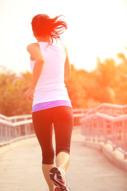 Deniz kenarında çalışan kadın