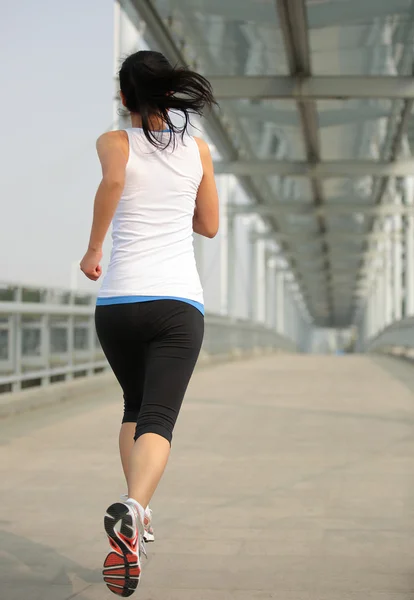 Vrouw uitgevoerd op houten trail aan zee — Stockfoto