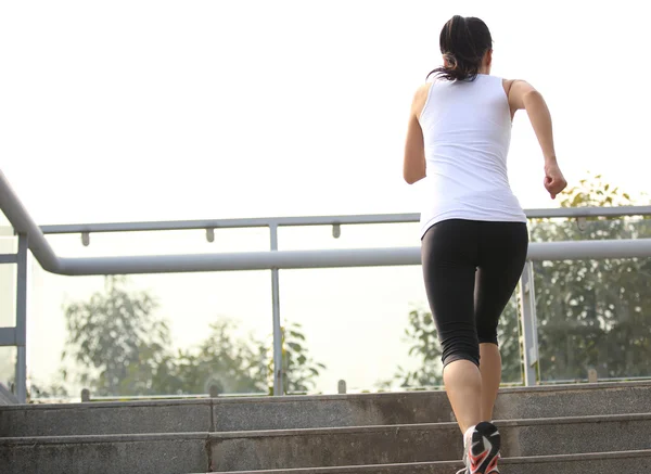 Mujer asiática corriendo en la pasarela de la ciudad moderna — Foto de Stock