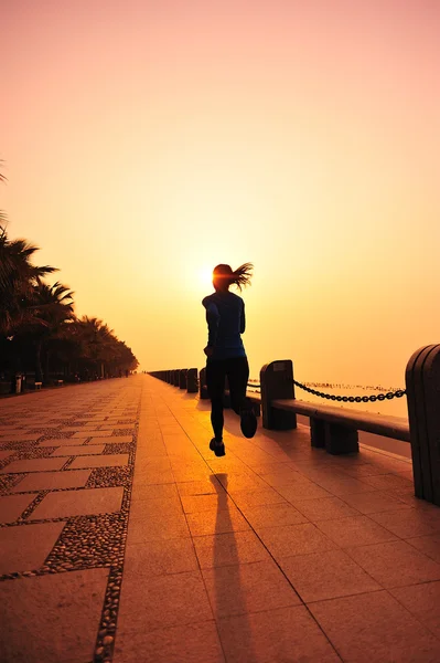 Woman running at seaside — Stock Photo, Image