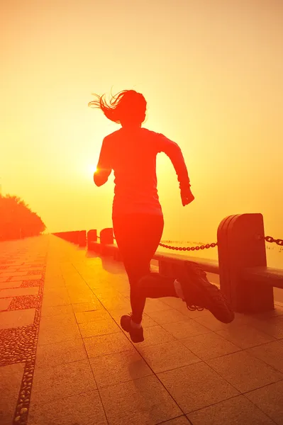 Mujer corriendo a la orilla del mar — Foto de Stock