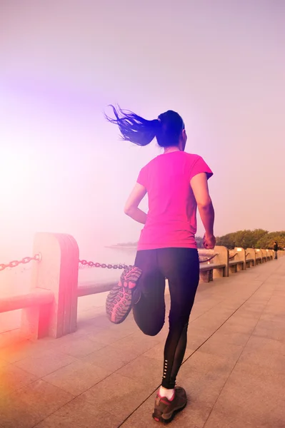 Donna che corre al mare — Foto Stock