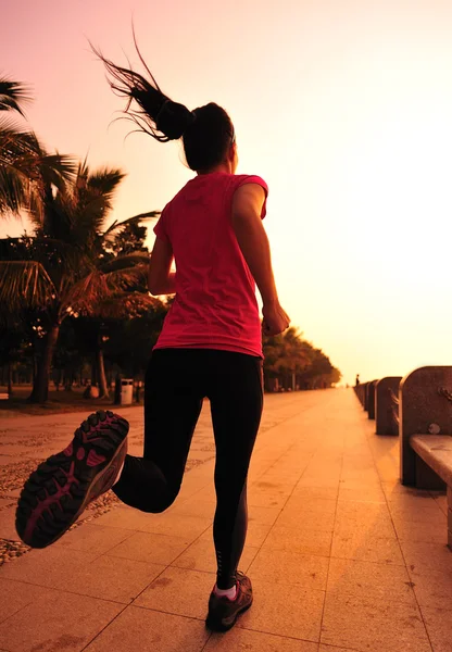 Mujer corriendo a la orilla del mar — Foto de Stock